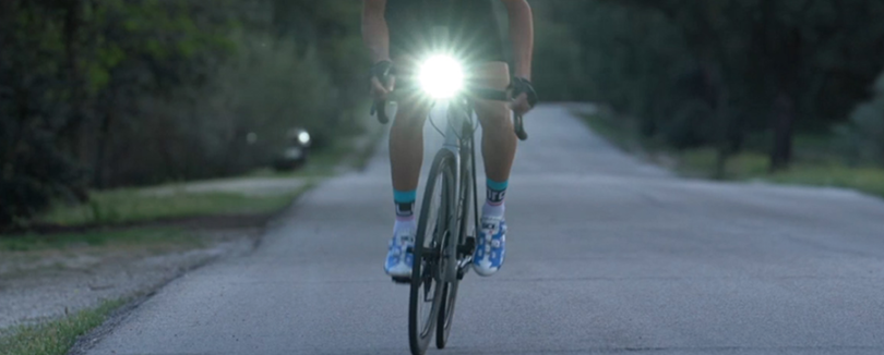 Test complet de la lampe Olight ALLTY 2000 Éclairage Avant Vélo